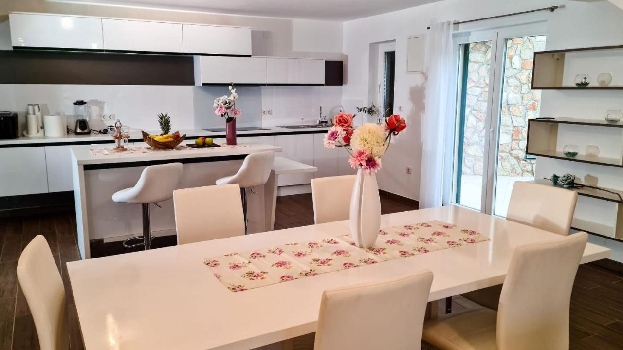 Villa Relax , With Seaview And Two Pools Near Beach スタリー・グラード エクステリア 写真